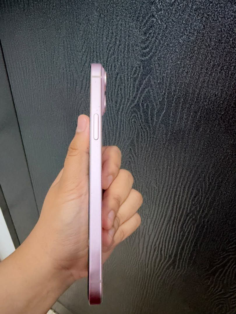 Iphone 15 plus (Category: iPhone 15 Series) located in Kuala Lumpur. Submitted by wanraziman84287 (Listing ID 1470352513, Image 2). Description: Dkt area camera blkng ad crack skit x effect camera .. hrge bleh nego .. berminat pm.