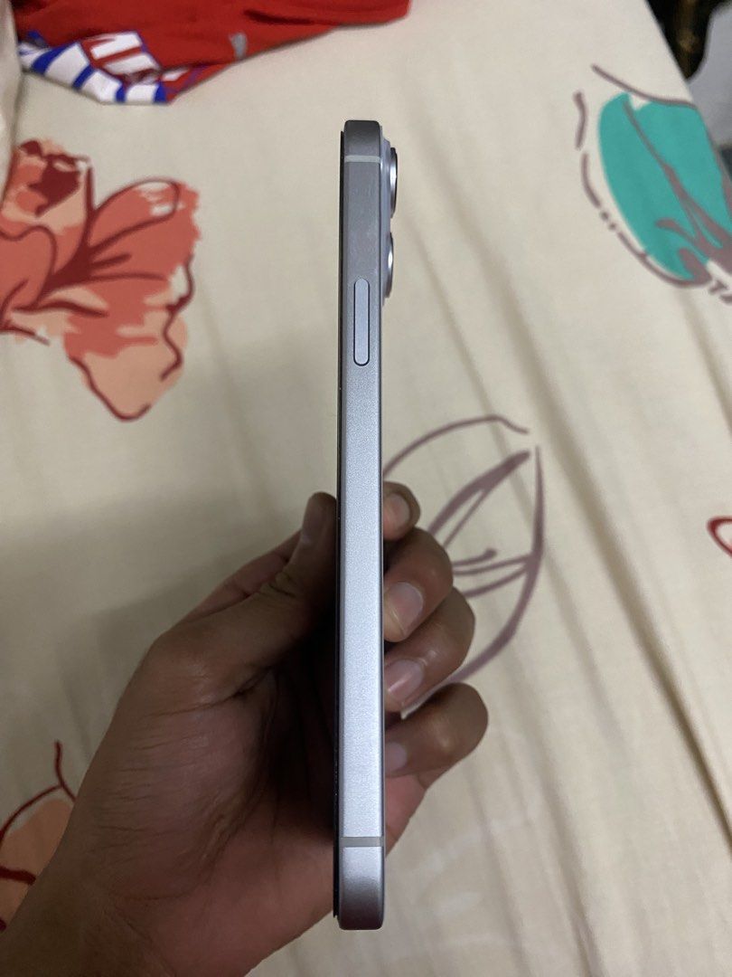 Iphone 15plus (Category: iPhone 15 Series) located in Kuala Lumpur. Submitted by abathrift (Listing ID 1470435021, Image 3). Description: Dapat sekali charger dengan airpod.