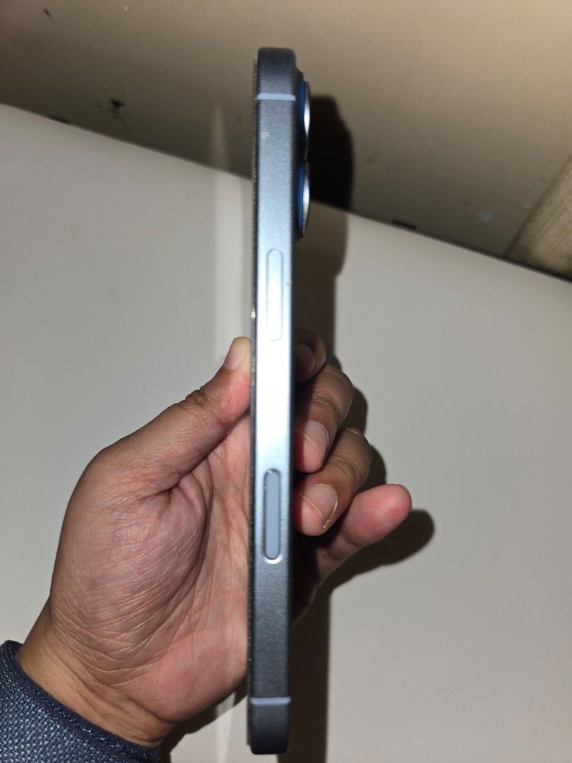 iPhone 17 256gb (Category: iPhone 17 Series) located in Manila. Submitted by cccxo (Listing ID 1470431692, Image 2). Description: - Model: iPhone 17 - Storage: 256GB - Color: Mist Blue - Condition: Like New no dents no scratches - Inclusions: Original box, official receipt, and three complimentary phone cases - Meetup Locations: Greenbelt, Glorietta, or Power Plant Mall (Makati City).