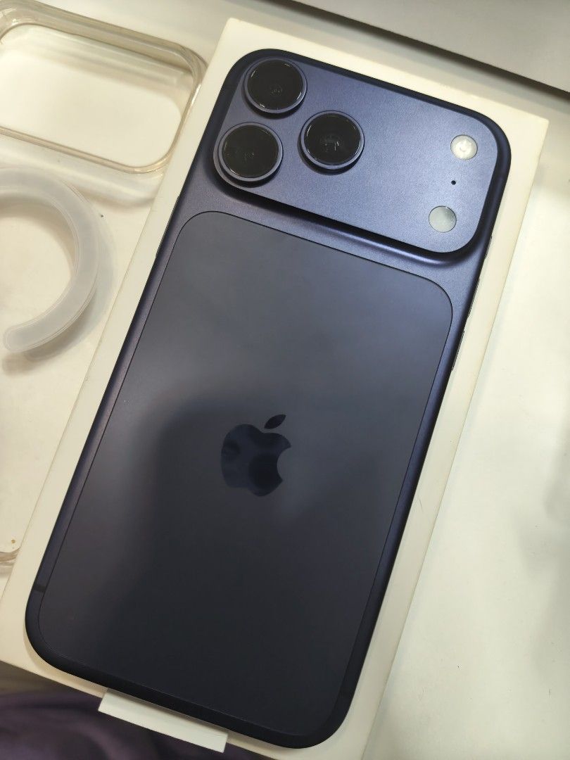 iPhone 17 Pro Max 256gb (Category: iPhone 17 Series) located in Quezon City. Submitted by kbcc_ (Listing ID 1470480580, Image 2). Description: Bought in Mac Store No issue Gagamitin nalang.