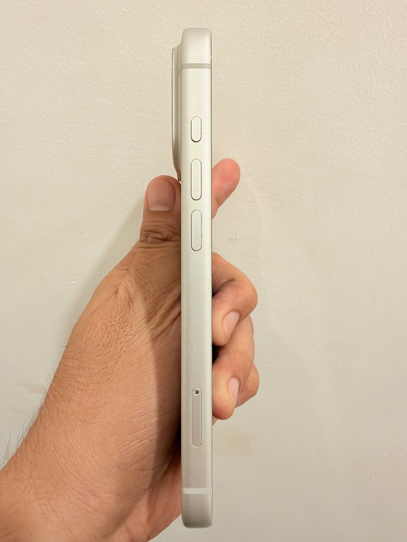 iPhone 17 Pro Silver (Category: iPhone 17 Series) located in General Trias. Submitted by rva_gadgets (Listing ID 1470523827, Image 3). Description: issue: with a very small dent due to changing of case, almost un-noticeable esp if with case bh 91%.