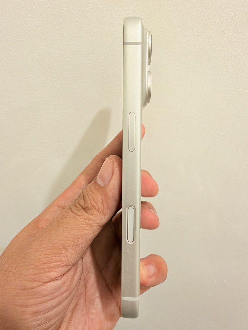 iPhone 17 Pro Silver (Category: iPhone 17 Series) located in General Trias. Submitted by rva_gadgets (Listing ID 1470523827, Image 2). Description: issue: with a very small dent due to changing of case, almost un-noticeable esp if with case bh 91%.