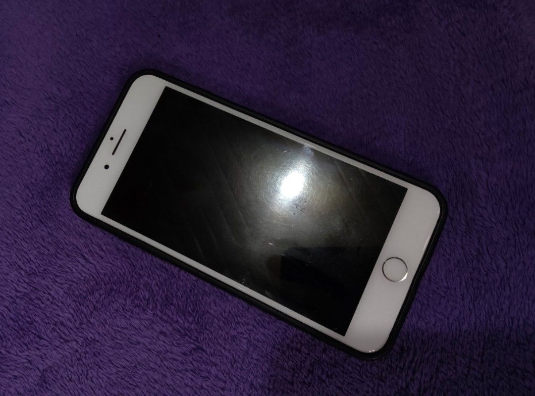 iphone 8 plus (Category: iPhone 8 Series) located in Baguio. Submitted by clyprofit (Listing ID 1470438850, Image 1). Description: Model: iPhone 8 Plus • Storage: 256GB • iOS Version: 16.7.16 • Color: Silver/White • Battery Health: 68% • Condition: Working, with cracks sa back glass (see pictures) ✅ All details are shown in the pictures 📌 Issue/defect: Cracked back glass.