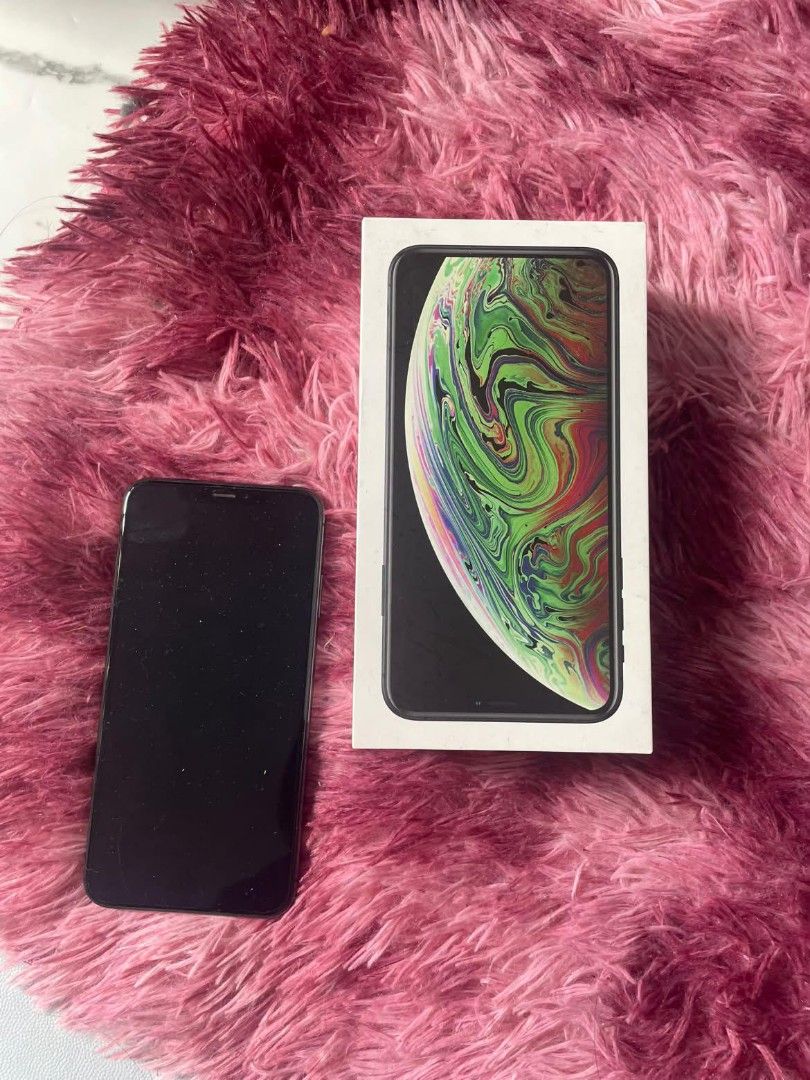 Iphone Xs Max 64gb (Category: iPhone X Series) located in Valenzuela. Submitted by octobow (Listing ID 1470362836, Image 2). Description: Iphone XsMax 64gb Globe Locked 67% battery health with minor scratch all goods. 6,500 With box..