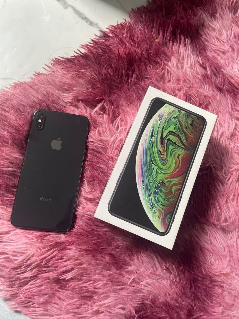 Iphone Xs Max 64gb (Category: iPhone X Series) located in Valenzuela. Submitted by octobow (Listing ID 1470362836, Image 3). Description: Iphone XsMax 64gb Globe Locked 67% battery health with minor scratch all goods. 6,500 With box..
