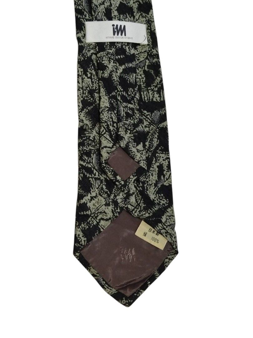 Issey Miyake 100 % Silk Neck Tie (Category: Luxury Accessories) located in Manila. Submitted by marlonmuncada_picker05 (Listing ID 1470500296, Image 3). Description: 📍ISSEY MIYAKE NECK TIE 100% SILK ✅MADE IN JAPAN ✅550 + SF ✅9/10 COLOR RATE ✅9/10 CONDITION ✅NO ISSUE ✅MOP: GCASH / MAYA ✅MOD : J&T / LALAMOVE.