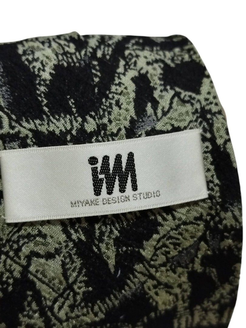 Issey Miyake 100 % Silk Neck Tie (Category: Luxury Accessories) located in Manila. Submitted by marlonmuncada_picker05 (Listing ID 1470500296, Image 2). Description: 📍ISSEY MIYAKE NECK TIE 100% SILK ✅MADE IN JAPAN ✅550 + SF ✅9/10 COLOR RATE ✅9/10 CONDITION ✅NO ISSUE ✅MOP: GCASH / MAYA ✅MOD : J&T / LALAMOVE.