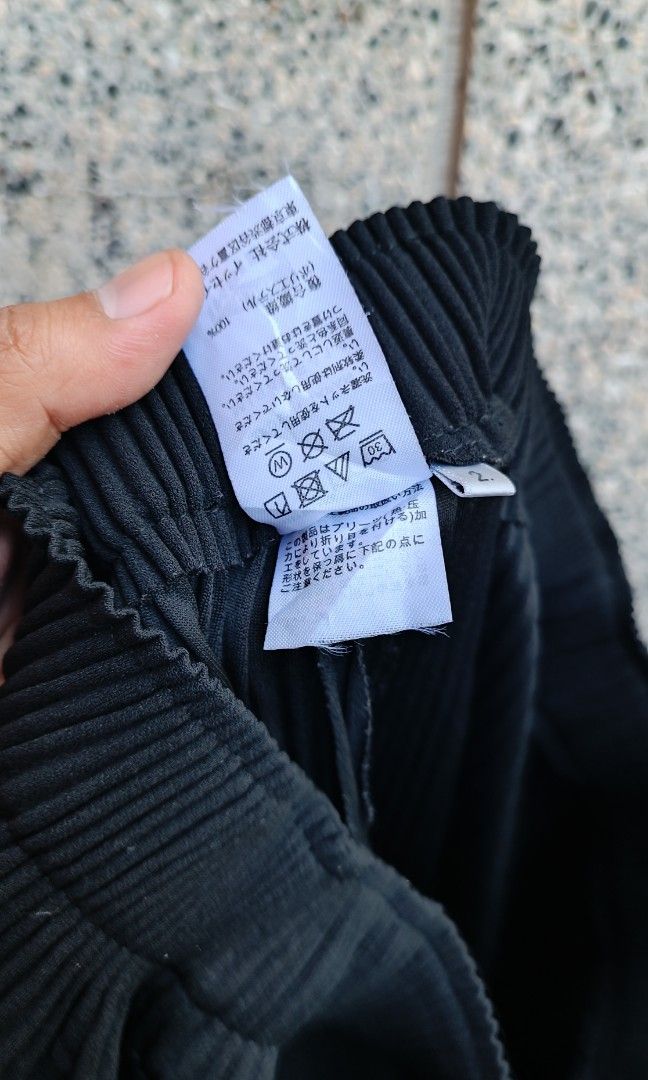 Issey Miyake Me A-POC Inside Pleats Pants (Category: Activewear) located in Davao. Submitted by st333tcartel (Listing ID 1470364446, Image 3). Description: Size 2 Waist 26-32 Length 35 Leg opening 7.5.