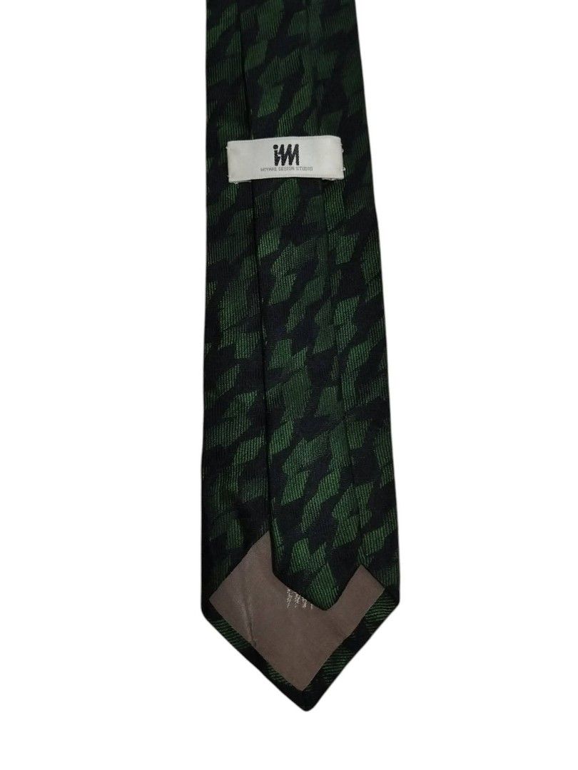 Issey Miyake Silk Neck Tie (Category: Luxury Accessories) located in Manila. Submitted by marlonmuncada_picker05 (Listing ID 1470500962, Image 3). Description: 📍ISSEY MIYAKE NECK TIE 100% SILK ✅MADE IN JAPAN ✅550 + SF ✅9/10 COLOR RATE ✅9/10 CONDITION ✅NO ISSUE ✅MOP: GCASH / MAYA ✅MOD : J&T / LALAMOVE.
