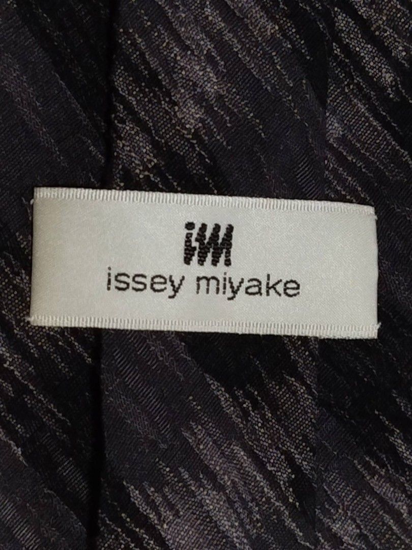 Issey Miyake Silk Neck Tie (Category: Luxury Accessories) located in Manila. Submitted by marlonmuncada_picker05 (Listing ID 1470503708, Image 2). Description: 📍ISSEY MIYAKE NECK TIE 100% SILK ✅MADE IN JAPAN ✅550 + SF ✅9/10 COLOR RATE ✅9/10 CONDITION ✅NO ISSUE ✅MOP: GCASH / MAYA ✅MOD : J&T / LALAMOVE.