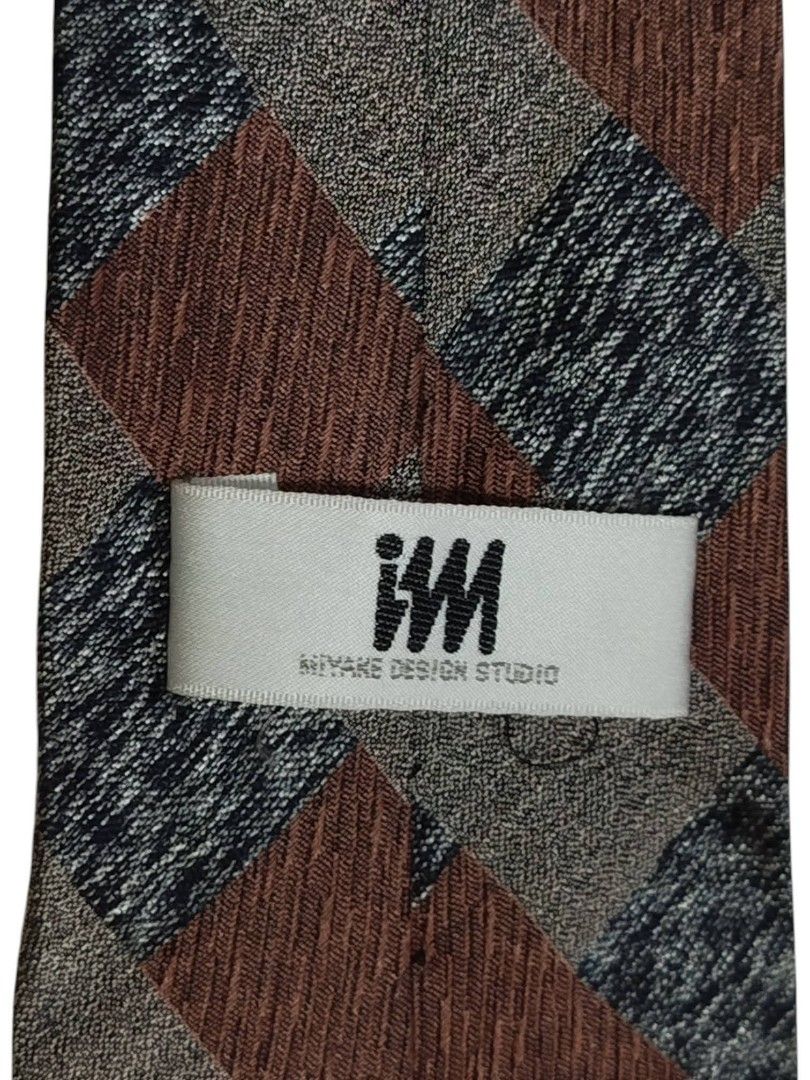 Issey Miyake Silk Neck Tie (Category: Luxury Accessories) located in Manila. Submitted by marlonmuncada_picker05 (Listing ID 1470508054, Image 2). Description: 📍ISSEY MIYAKE NECK TIE 100% SILK ✅MADE IN JAPAN ✅550 + SF ✅9/10 COLOR RATE ✅9/10 CONDITION ✅NO ISSUE ✅MOP: GCASH / MAYA ✅MOD : J&T / LALAMOVE.