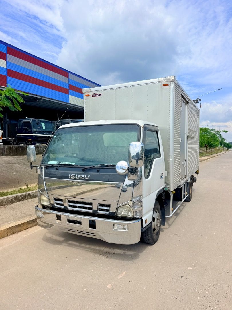 isuzu elf (Category: Heavy Vehicles) located in Subic. Submitted by shukrynawf30426 (Listing ID 1470356564, Image 1). Description: closed van.