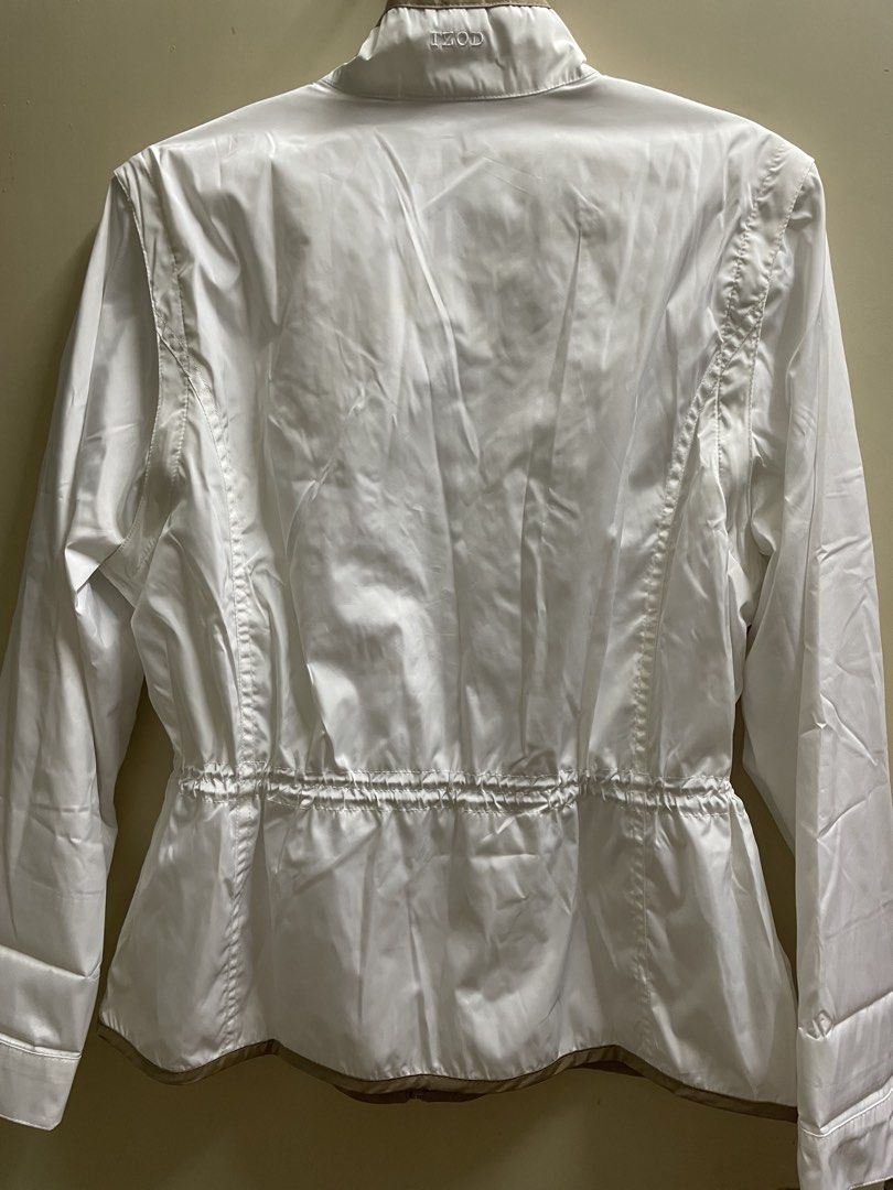 Izod Raincoat & Windbreaker (Category: Coats, Jackets and Outerwear) located in Manila. Submitted by lazythrifter.ph (Listing ID 1470360559, Image 3). Description: Size: L Shoulder: 16” Chest: 20” Length: 25”.