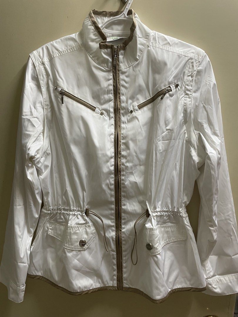Izod Raincoat & Windbreaker (Category: Coats, Jackets and Outerwear) located in Manila. Submitted by lazythrifter.ph (Listing ID 1470360559, Image 1). Description: Size: L Shoulder: 16” Chest: 20” Length: 25”.