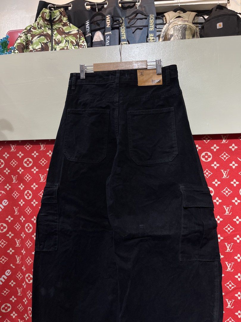 Izzue - Barrel Cargo Jeans (Category: Jeans) located in Lucban. Submitted by rep.rznt (Listing ID 1470503401, Image 2). Description: Dimes: 30 width, 41 length, 11.5 hem.