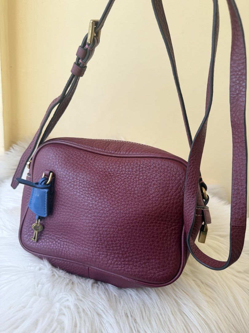 j.crew Burgundy Leather Crossbody Bag (Category: Cross-body Bags) located in Solano. Submitted by hayami. (Listing ID 1470350708, Image 1). Description: 𝐉.𝐂𝐑𝐄𝐖 Signet Camera Leather Crossbody in Burgundy Excellent condition Ready to use 😍 9” x 5.5” x 3”.