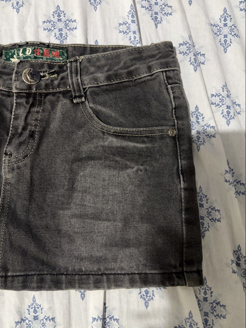 JLD Grey Denim Mini Skirt (Category: Skirts) located in Angeles City. Submitted by charishurb08031 (Listing ID 1470550789, Image 3). Description: - Size: 28 Length: 10.5 - Style: Low-waist denim mini skirt / Y2K streetwear - Color/Finish: Washed black / grey - Details: Front and back pockets, belt loops, button closure - Condition: Great piece for casual wear.