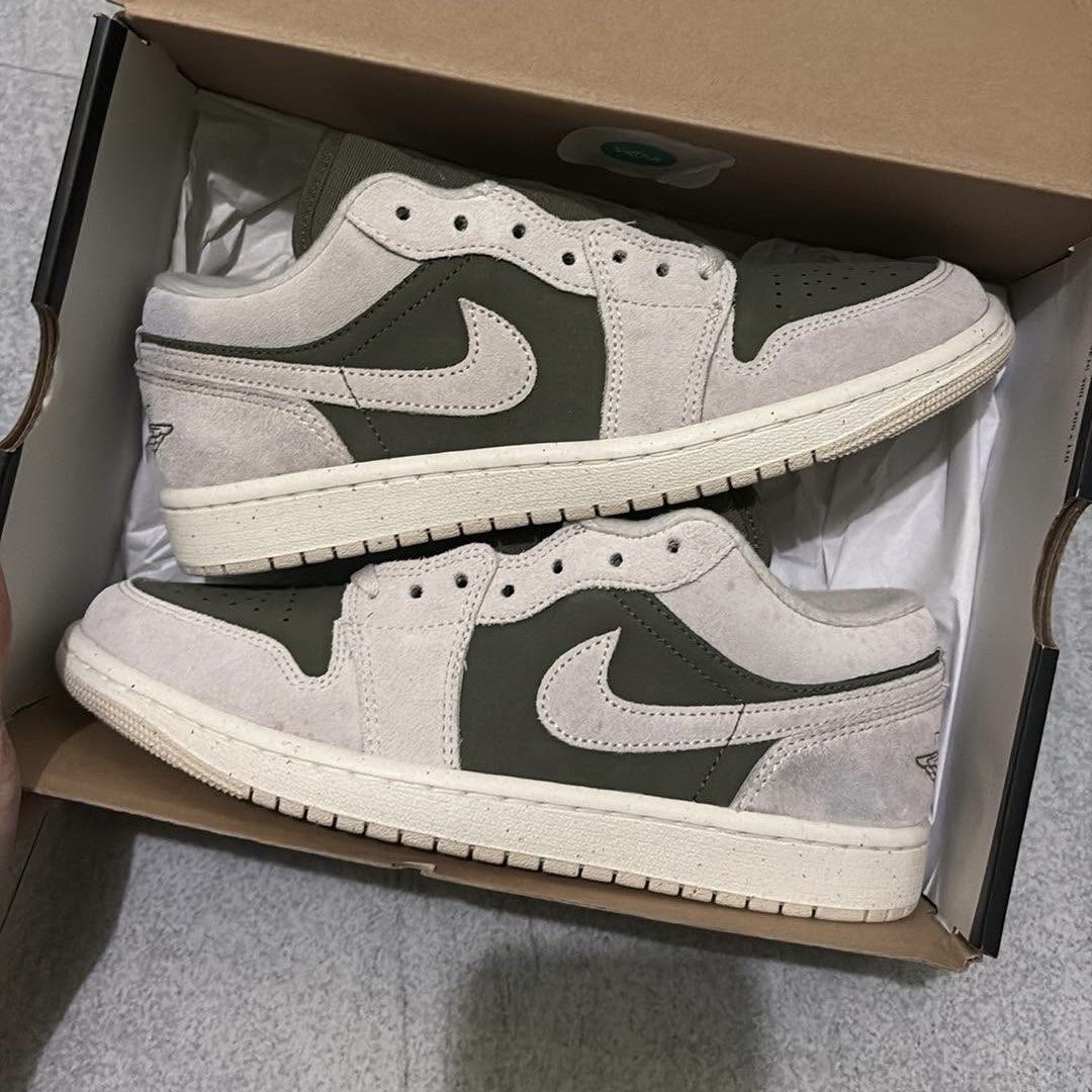 Jordan 1 Low Medium Olive (Category: Sneakers) located in Manila. Submitted by topdawgwardrobe (Listing ID 1470422160, Image 1). Description: Jordan 1 Low Medium Olive Complete OG Box With paperbag Brandnew 7 mens ₱3000 Issue: Display pair (left shoe).