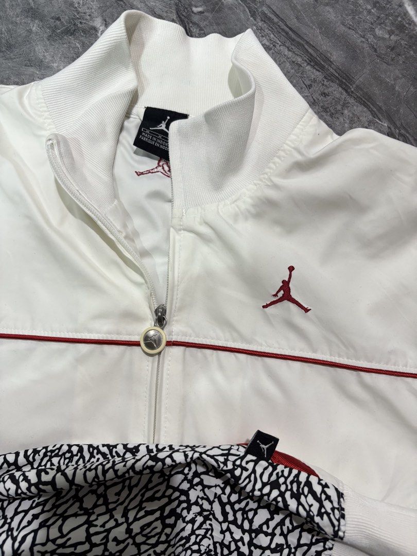 JORDAN CEMENT VINTAGE JACKET (Category: Coats, Jackets and Outerwear) located in Pasay City. Submitted by maads (Listing ID 1470419079, Image 3). Description: SIZE MEDIUM FITS LARGE W 23 x L 28 No issue.