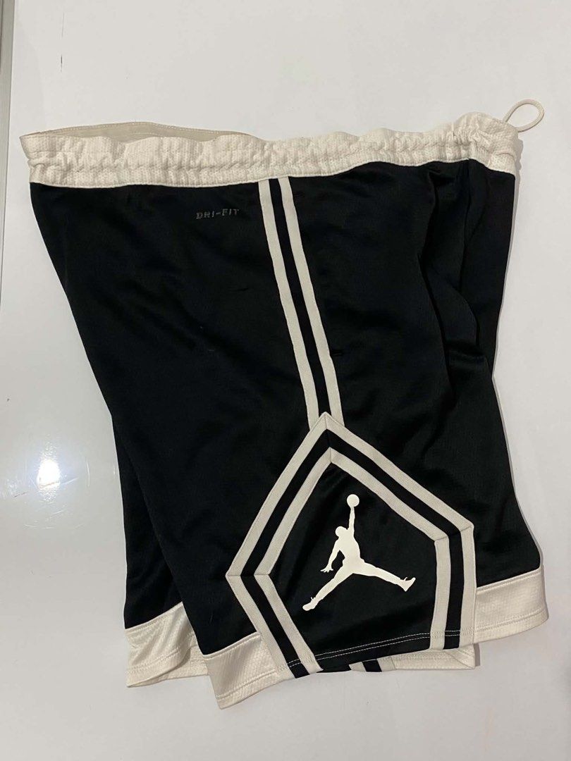 Jordan Diamond Short Logo (Category: Shorts) located in Oton. Submitted by streetwearshift (Listing ID 1470473619, Image 1). Description: Brand: Diamond Logo Jumpman Waist 34-42 Length 20 Leg Opening 12.5 Size Tag (XL) Condition: 10/10 Price :1100.