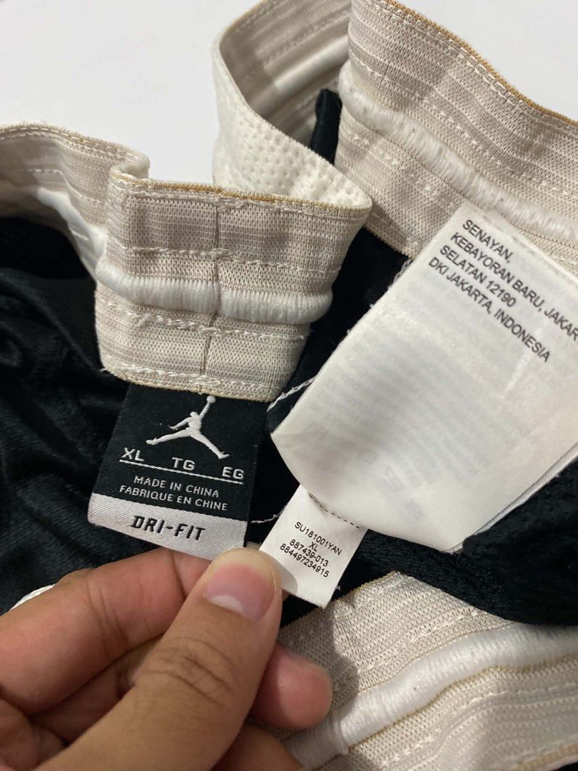Jordan Diamond Short Logo (Category: Shorts) located in Oton. Submitted by streetwearshift (Listing ID 1470473619, Image 3). Description: Brand: Diamond Logo Jumpman Waist 34-42 Length 20 Leg Opening 12.5 Size Tag (XL) Condition: 10/10 Price :1100.