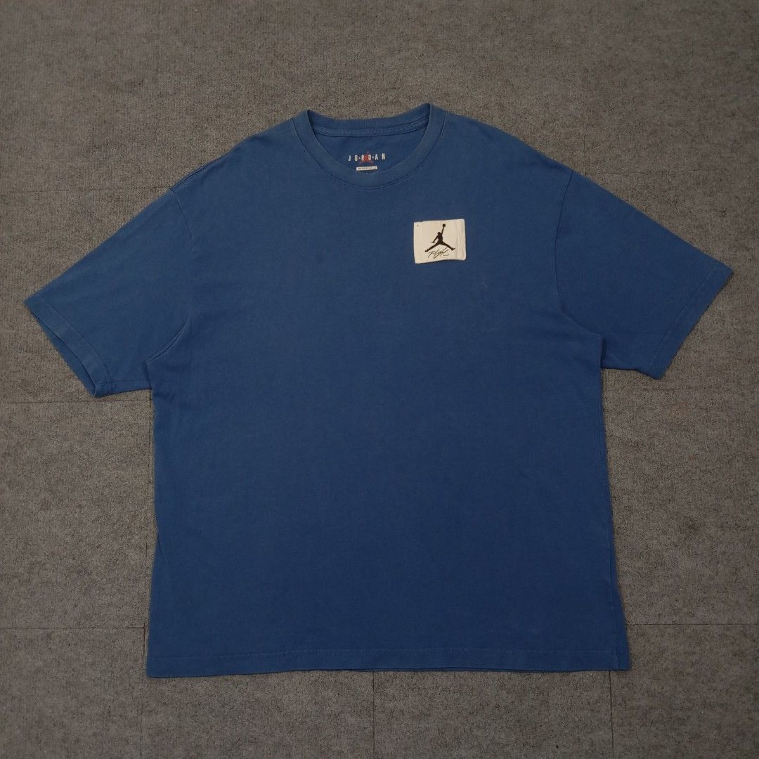 Jordan Flight Essentials Men's Oversized T-shirt (Category: Activewear) located in Taguig. Submitted by sito. (Listing ID 1470388399, Image 1). Description: For sale! 📣 Jordan Flight Essentials Men's Oversized T-shirt Specs and measurements: • Size large • Length 30 inches • Width 25 inches Condition Details: • Good condition • That is not a stain, it's a drop of my sweat 🤣 • No issue • Color rate: 10/10 • Overall Condition: 10/10 Price: ~ ₱299