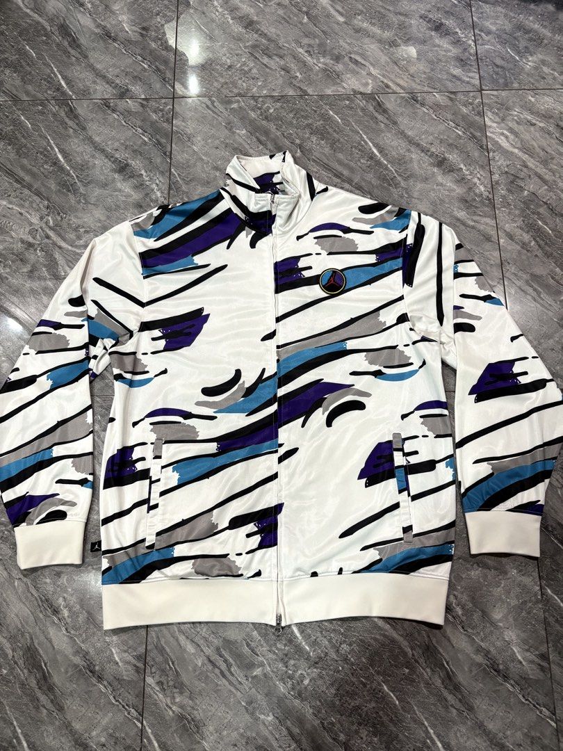JORDAN VINTAGE JACKET (Category: Coats, Jackets and Outerwear) located in Pasay City. Submitted by maads (Listing ID 1470423002, Image 1). Description: SIZE LARGE W23.5 x L29.5 issue sa zipper puller .