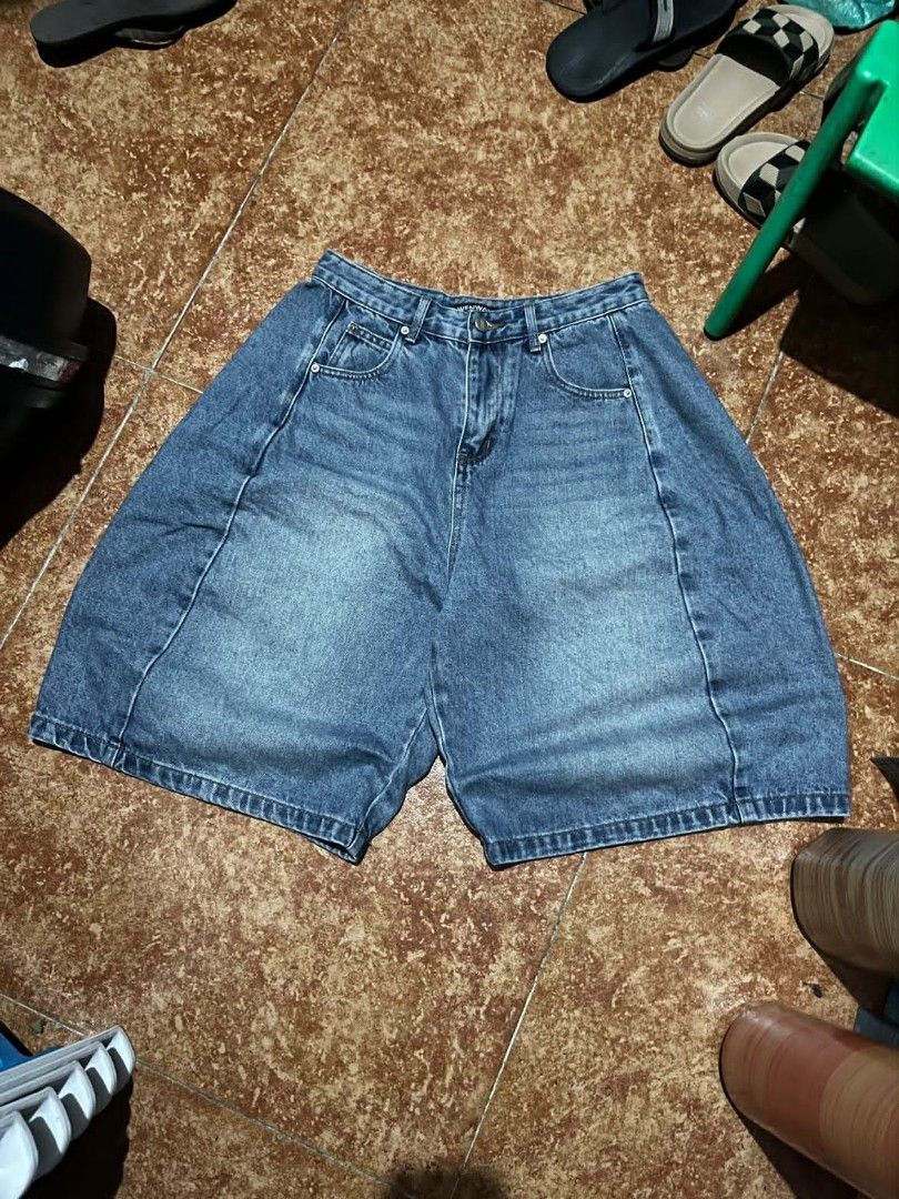 JORTS (Category: Jeans) located in Manila. Submitted by dmdump1069995 (Listing ID 1470373243, Image 1). Description: 🏷️MASSIVE WASHED BLUE DENIM JORTS BRAND: NA •waistline: 28 - 30 •length: 24.5 •thigh: 16 •leg opening: 14 •heavy x hard denim •issue none •need wash •color rate 10/10.