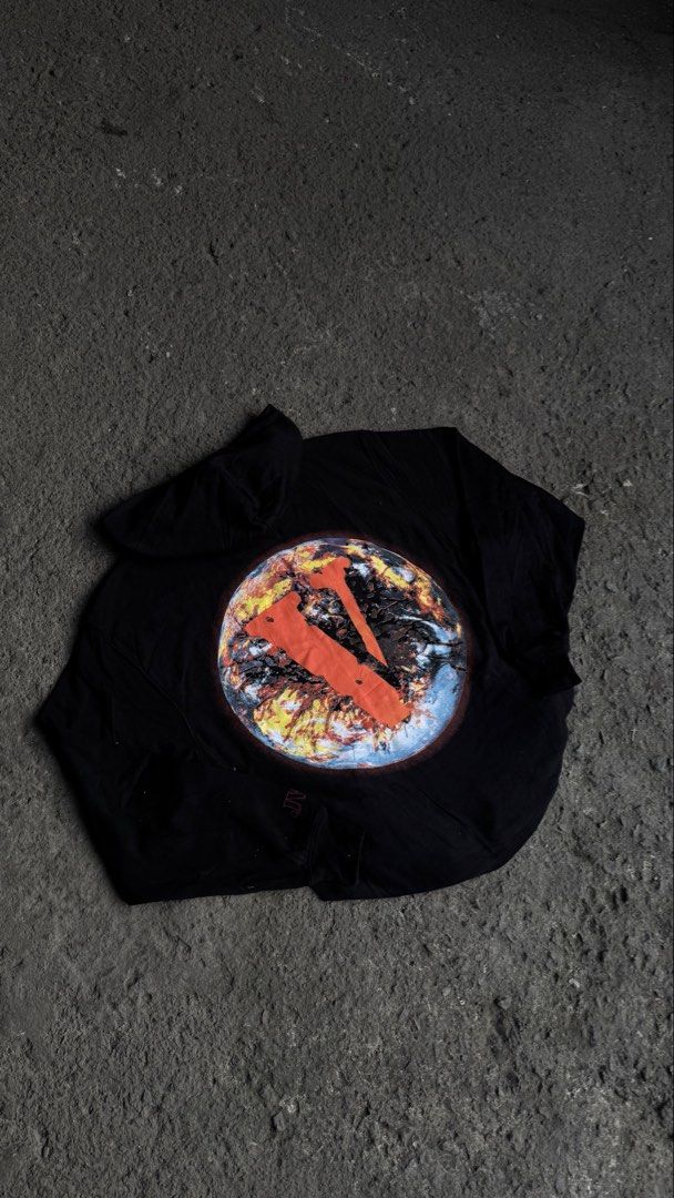 Juice WRLD x VLONE (Category: Coats, Jackets and Outerwear) located in Teresa. Submitted by boanerjes (Listing ID 1470524701, Image 2). Description: Juice WRLD x VLONE black hoodie Small 21x28.
