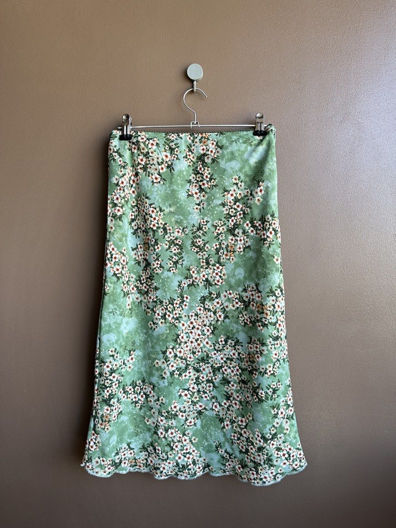 Just G floral skirt (Category: Skirts) located in Pasig City. Submitted by afterglowpreloved (Listing ID 1470459576, Image 2). Description: .