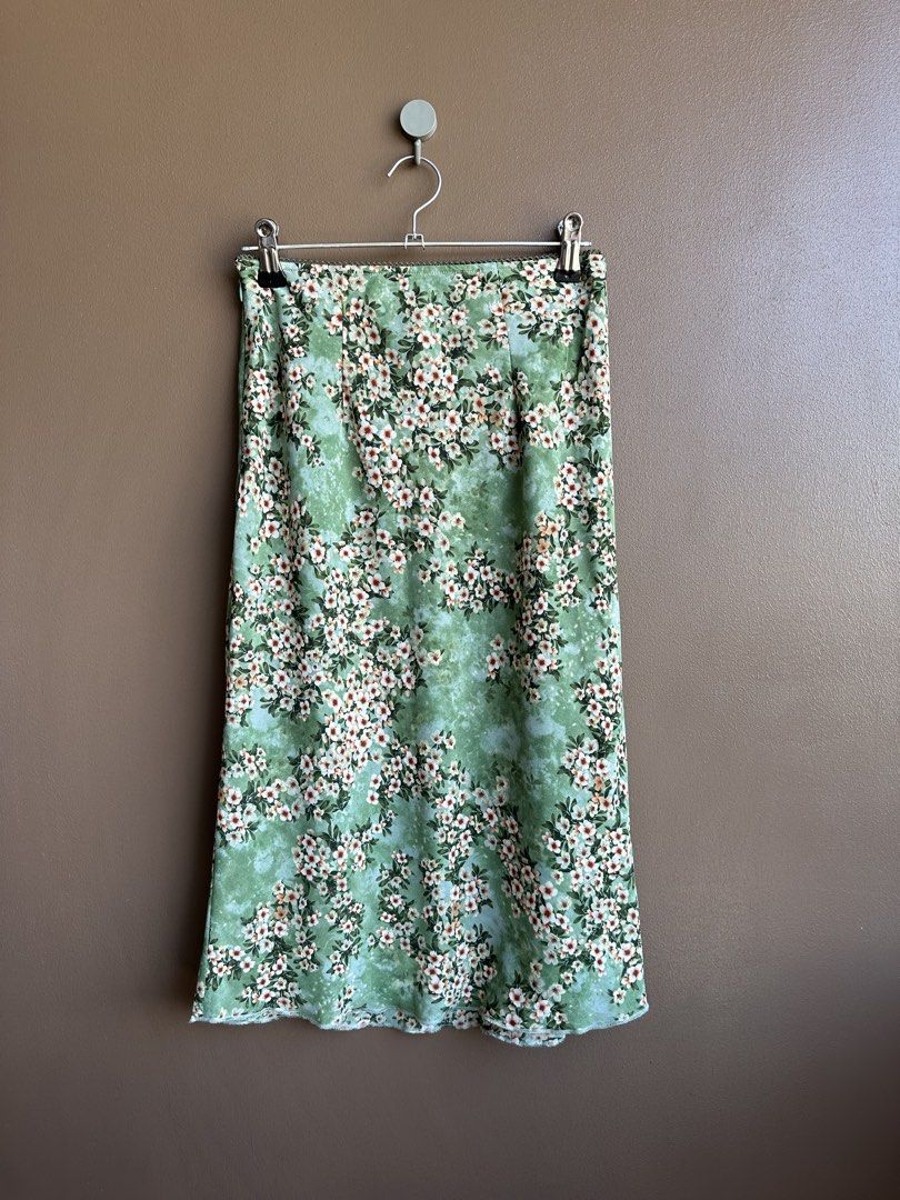 Just G floral skirt (Category: Skirts) located in Pasig City. Submitted by afterglowpreloved (Listing ID 1470459576, Image 1). Description: .