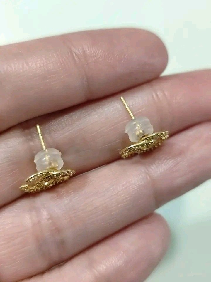 K18 Japan Gold Stud Earring with Diamond (Category: Earrings) located in Manila. Submitted by ramos46088 (Listing ID 1470513122, Image 3). Description: K18 Japan Gold Stud Earring with Diamond 0.15 carat / 1.4G.