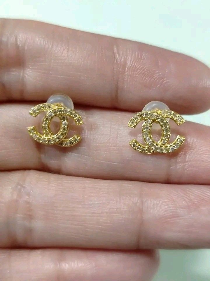 K18 Japan Gold Stud Earring with Diamond (Category: Earrings) located in Manila. Submitted by ramos46088 (Listing ID 1470513122, Image 1). Description: K18 Japan Gold Stud Earring with Diamond 0.15 carat / 1.4G.