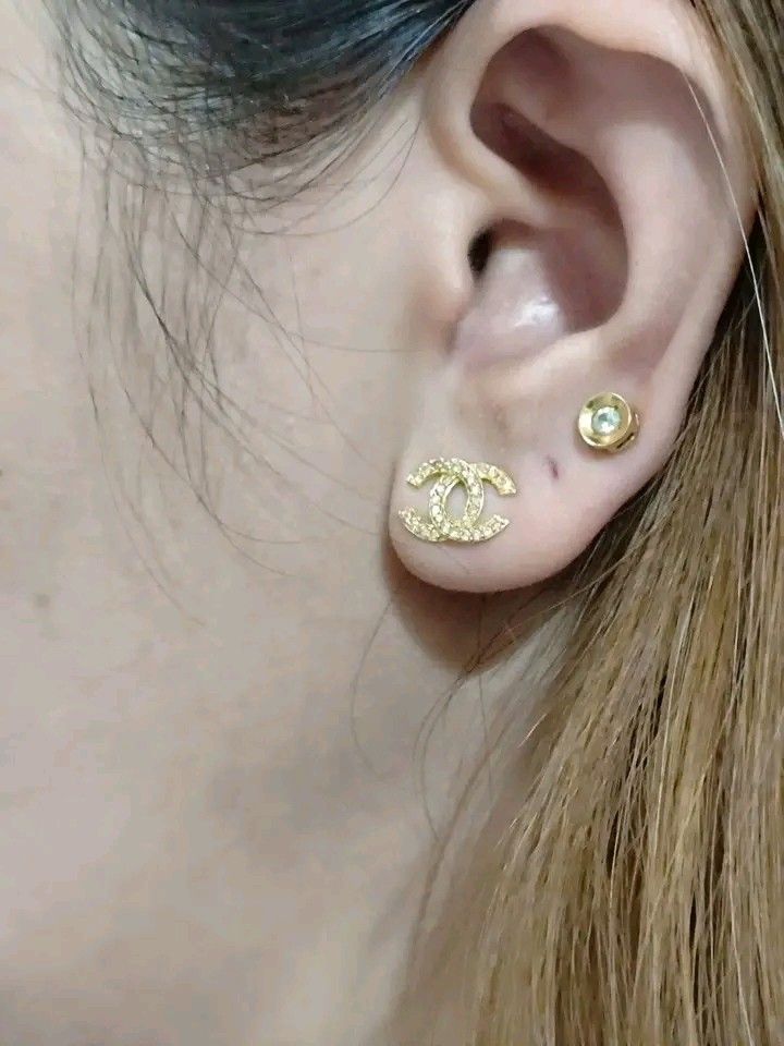 K18 Japan Gold Stud Earring with Diamond (Category: Earrings) located in Manila. Submitted by ramos46088 (Listing ID 1470513122, Image 2). Description: K18 Japan Gold Stud Earring with Diamond 0.15 carat / 1.4G.
