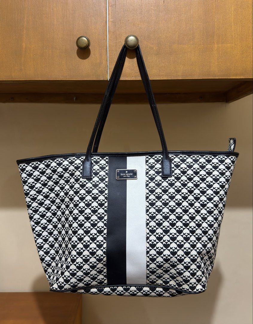 KATE SPADE BAG (Category: Shoulder Bags) located in Manila. Submitted by urban-vintage_2 (Listing ID 1470399190, Image 1). Description: ISSUE: SEE THE PICS FOR ISSUE (NEED WASH) MOP :GCASH (NO COD) SHIP VIA: LALAMOVE & J&T LOCATION: PASIG CITY .