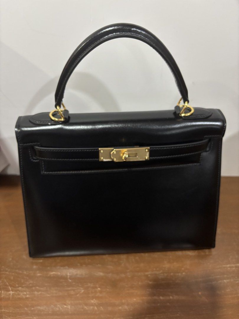 Kelly 28 Box Leather (Category: Luxury Bags & Wallets) located in Makati City. Submitted by lexeeeehhhh (Listing ID 1470435463, Image 1). Description: Kelly 28 Box Leather Strap Lock, Key and Clochette .