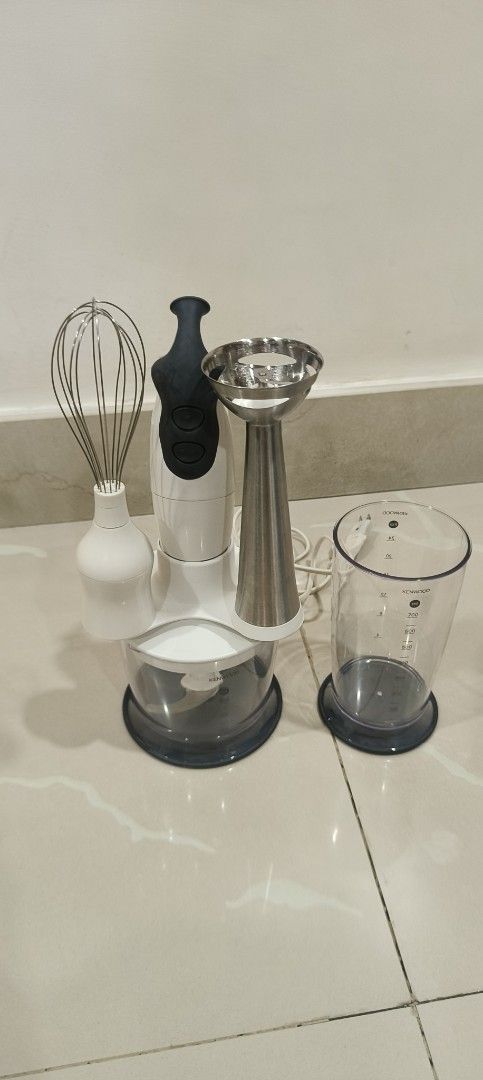 Kenwood Hand Blender Set (Category: Juicers, Blenders & Grinders) located in Manila. Submitted by cleverdog_a9b18a (Listing ID 1470351092, Image 1). Description: Kenwood Hand Blender With Chopper, whisker and blender and measuring cup.