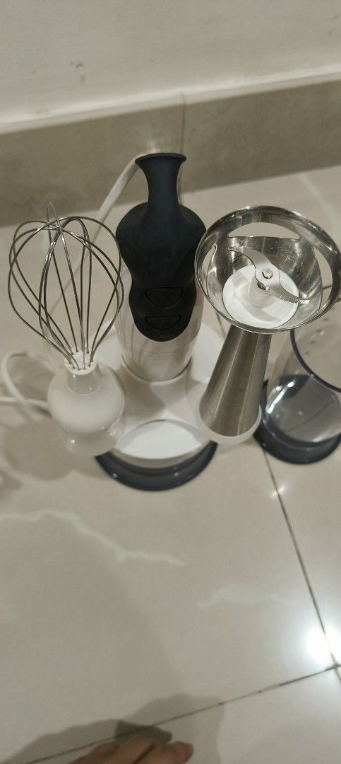 Kenwood Hand Blender Set (Category: Juicers, Blenders & Grinders) located in Manila. Submitted by cleverdog_a9b18a (Listing ID 1470351092, Image 3). Description: Kenwood Hand Blender With Chopper, whisker and blender and measuring cup.