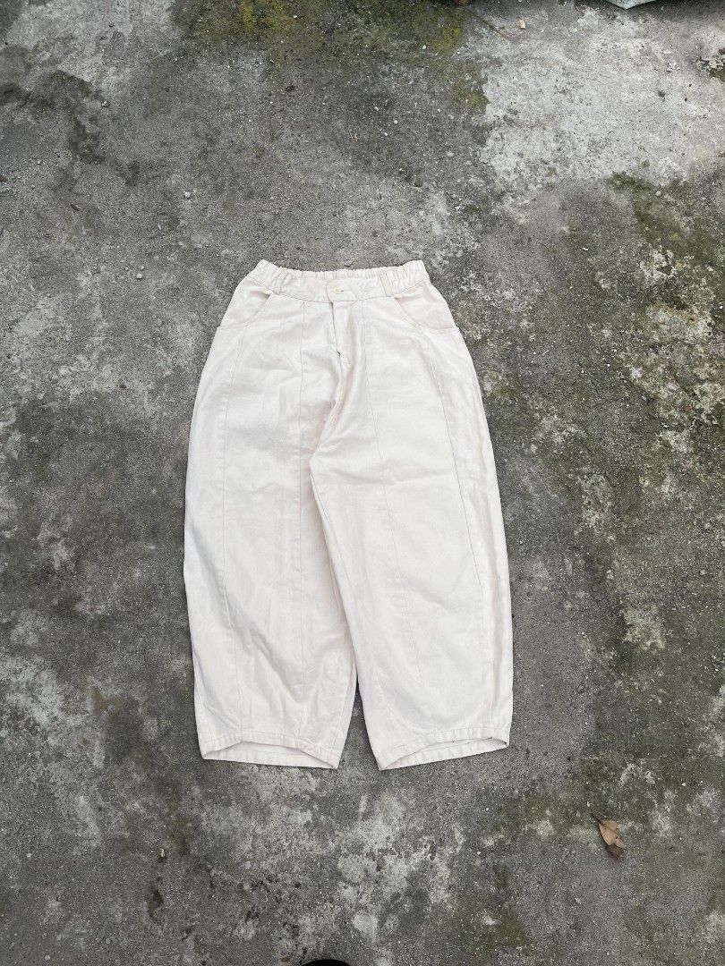 KHAKI BARREL PANTS (Category: Jeans) located in Floridablanca. Submitted by 7.loots (Listing ID 1470438650, Image 1). Description: WAIST 29 - 30 LENGTH 35 LEG OPENING 9 UNIQLO ALTERNATIVE CHINO FABRIC ISSUE: WASHABLE STAINS NEGOTIABLE GCASH PAYMENT PLUS SHIPPING FEE.