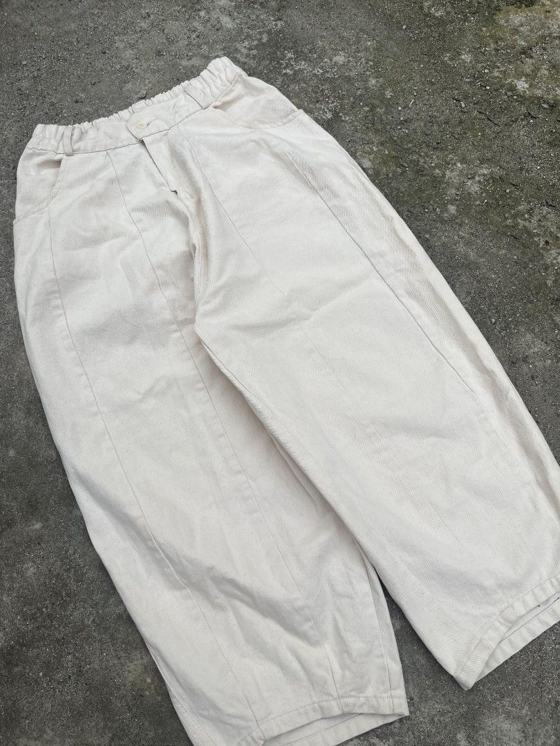 KHAKI BARREL PANTS (Category: Jeans) located in Floridablanca. Submitted by 7.loots (Listing ID 1470438650, Image 3). Description: WAIST 29 - 30 LENGTH 35 LEG OPENING 9 UNIQLO ALTERNATIVE CHINO FABRIC ISSUE: WASHABLE STAINS NEGOTIABLE GCASH PAYMENT PLUS SHIPPING FEE.
