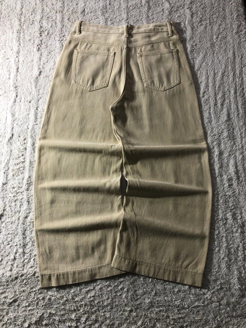 khaki wide-leg baggy pants (Category: Jeans) located in Canaman. Submitted by thriftmoboss (Listing ID 1470455148, Image 1). Description: 📌 khaki wide-leg baggy pants ___________________________ No available model ___________________________ 📏DIMENSION (INCHES) Waistline:32 length:39 tight:12 leg opening:11 ___________________________ ♻️DETAILS Condition:good condition Color rate:10/10 Fabric used:soft denim Issues:N\A _________________________