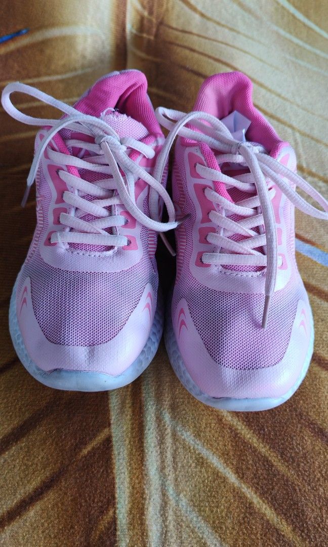 Kids rubber shoes (Category: Babies & Kids Fashion) located in Quezon City. Submitted by plantcorner (Listing ID 1470557092, Image 1). Description: Size 34 Ilang beses lang nagamit nalakihan agad Sa mall binili almost 1k May onting issue lang siya anjan po sa pics.