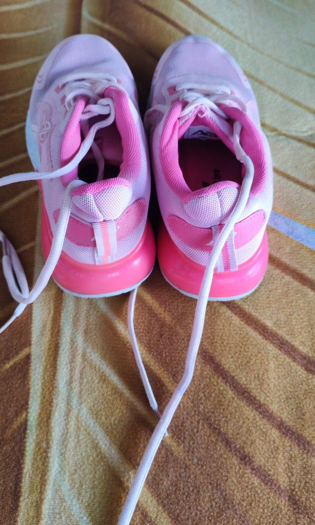 Kids rubber shoes (Category: Babies & Kids Fashion) located in Quezon City. Submitted by plantcorner (Listing ID 1470557092, Image 2). Description: Size 34 Ilang beses lang nagamit nalakihan agad Sa mall binili almost 1k May onting issue lang siya anjan po sa pics.