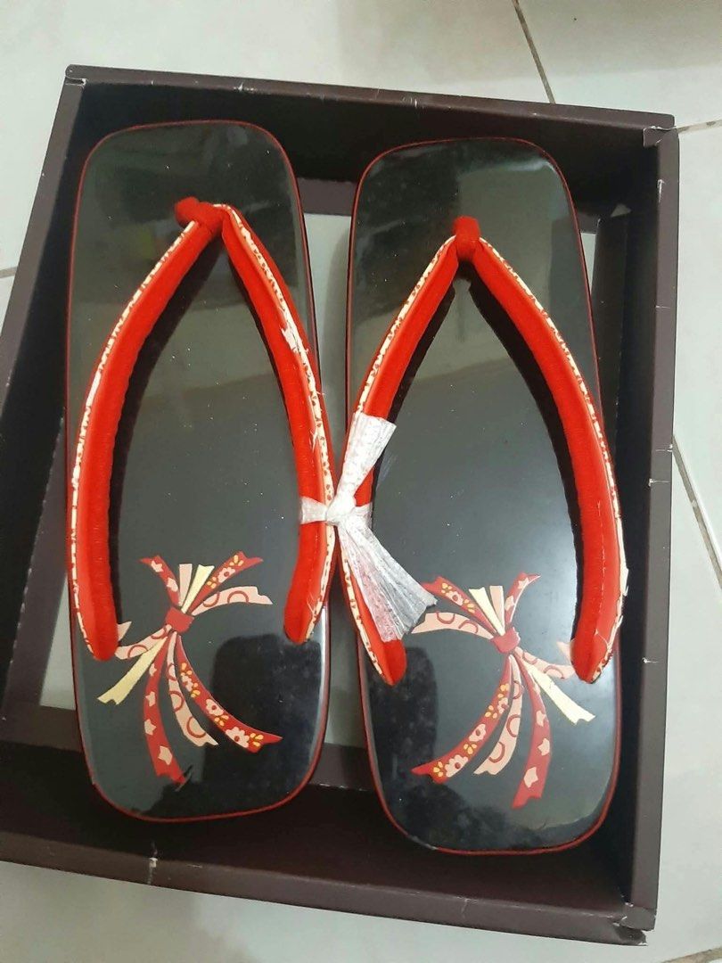 Kimono yukata slippers (Category: Babies & Kids Fashion) located in Naga. Submitted by happeemarket (Listing ID 1470503546, Image 3). Description: 1-2 slippers 280 3-4 slipper 130.