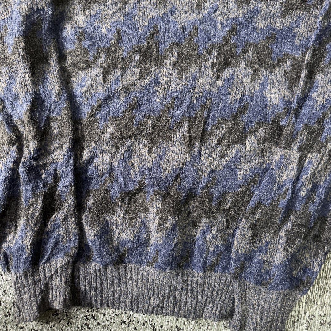 Kniter Sweater (Category: Coats, Jackets and Outerwear) located in Baguio. Submitted by secondoption.ph (Listing ID 1470507507, Image 3). Description: Fitting medium Length 24.5 Width 22.