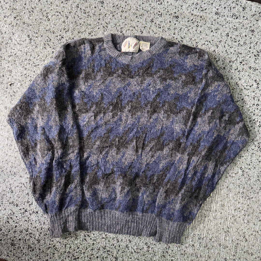Kniter Sweater (Category: Coats, Jackets and Outerwear) located in Baguio. Submitted by secondoption.ph (Listing ID 1470507507, Image 1). Description: Fitting medium Length 24.5 Width 22.