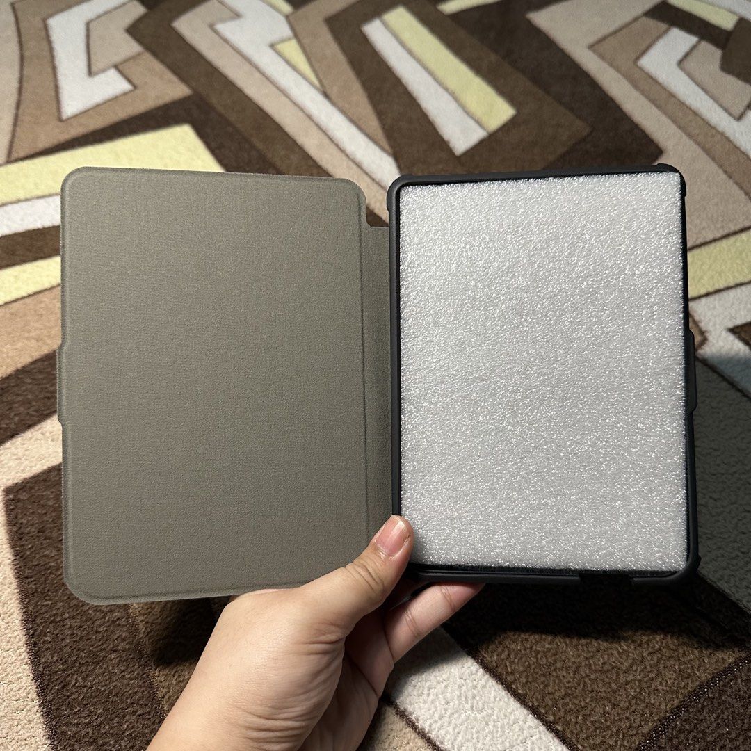 Kobo Clara BW/Colour Sleep Case (Category: Cases & Sleeves) located in Sogod. Submitted by kireina_ (Listing ID 1470453909, Image 3). Description: - brand new + never used - no defects/issues - has nice grainy texture RFS: decided i prefer kindles .