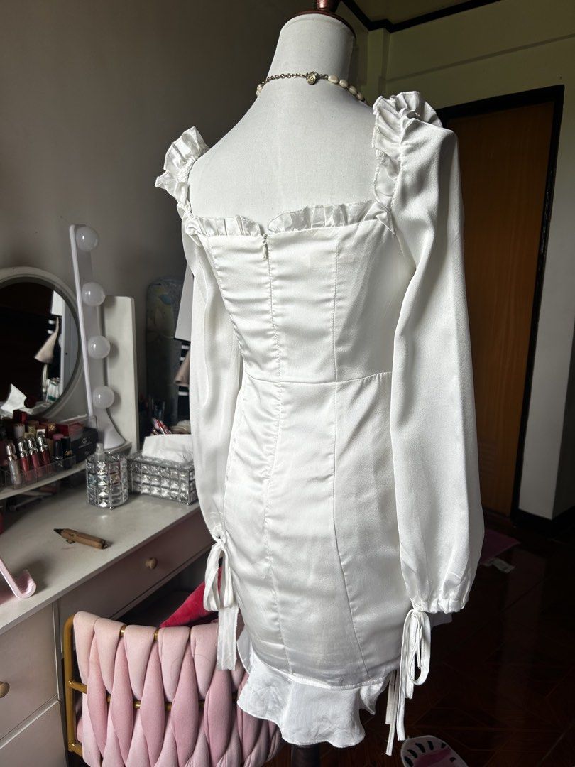 Korean white ruched dress (Category: Dresses) located in Cainta. Submitted by ziellune (Listing ID 1470385134, Image 2). Description: Medium Unused Can be worn as Halloween costume Has a minimal stain due to storaging Not noticable except sa natural sunlight Zipper at the back Inner lining & zipper at the back.