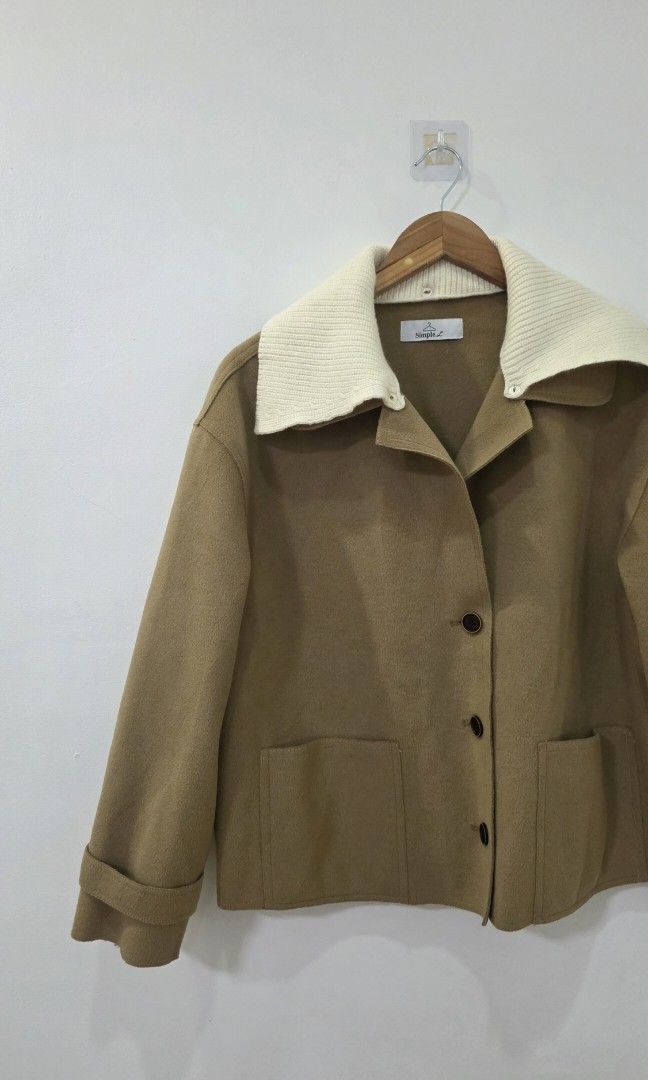 Korean-Style Contrast Collar Cropped Jacket (Category: Coats, Jackets and Outerwear) located in Antipolo. Submitted by chimmychoo (Listing ID 1470411091, Image 2). Description: THRIFTED 🌼 SIZE: M-L No flaws. 🌼.