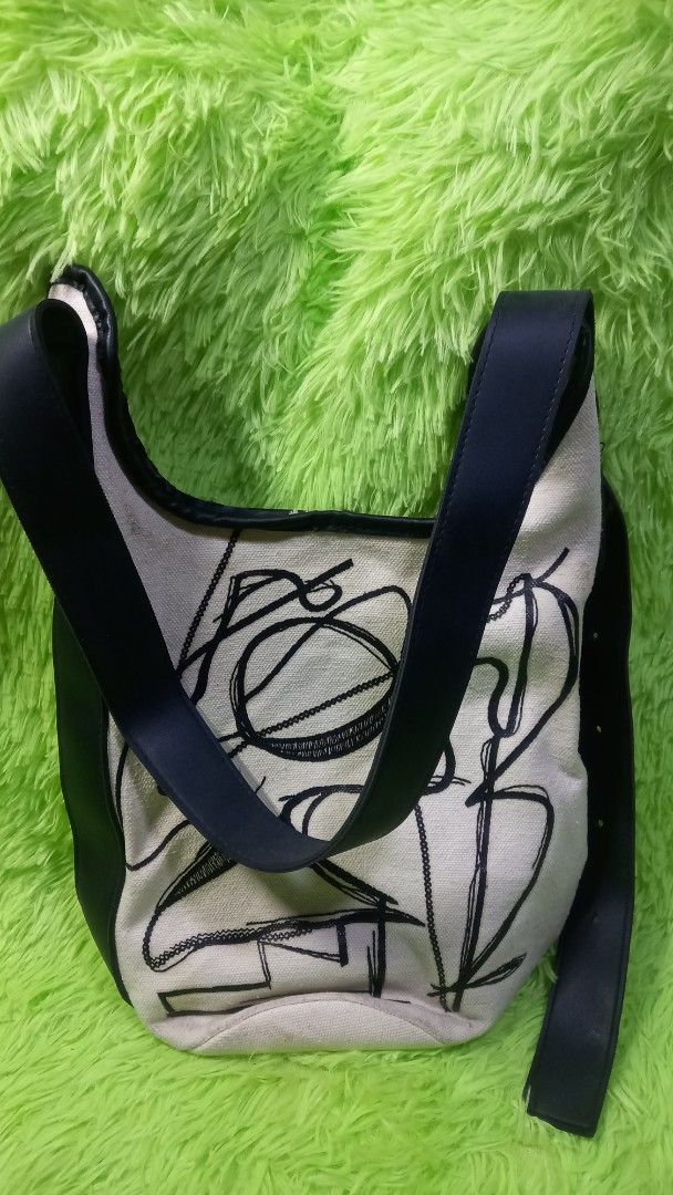 Korean-style Geometric Pattern Shoulder Bag (Category: Shoulder Bags) located in Manila. Submitted by twinklelyn03 (Listing ID 1470408798, Image 2). Description: - Trendy monochrome canvas shoulder bag with an abstract sketch graphic print - Durable black leather-look straps and trim - Spacious bucket shape ideal for everyday casual use - Secure magnetic snap closure with a zippered main compartment - Includes an inner zip pocket with patterned l